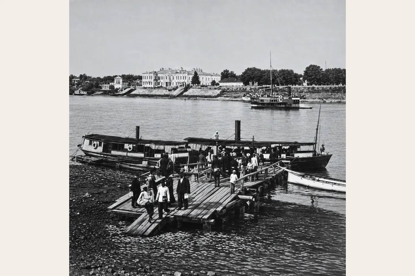 Псковская пароходная пристань. Восстановленная старинная открытка с видами берега и пароходов
